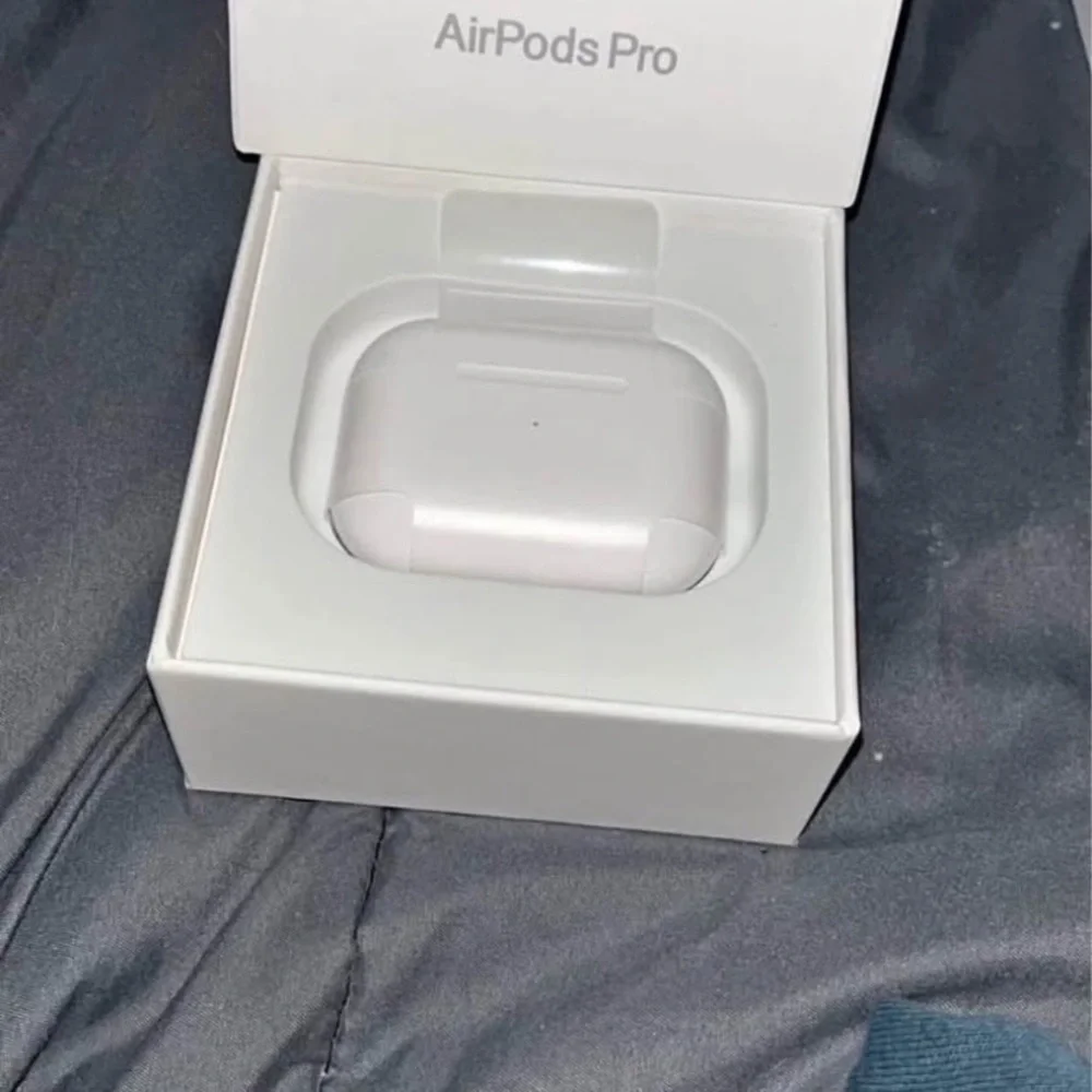 Apple AirPods Pro - Sleek White Design